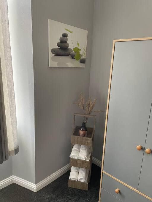 Spacious One Bedroom Flat, Entire Property. Greenock Exterior foto