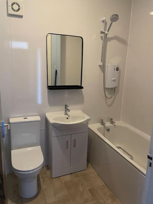 Spacious One Bedroom Flat, Entire Property. Greenock Exterior foto