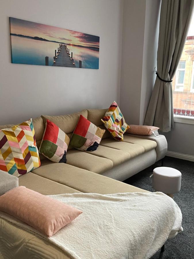 Spacious One Bedroom Flat, Entire Property. Greenock Exterior foto